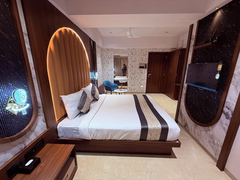 Hotel Saffron Grand Thane