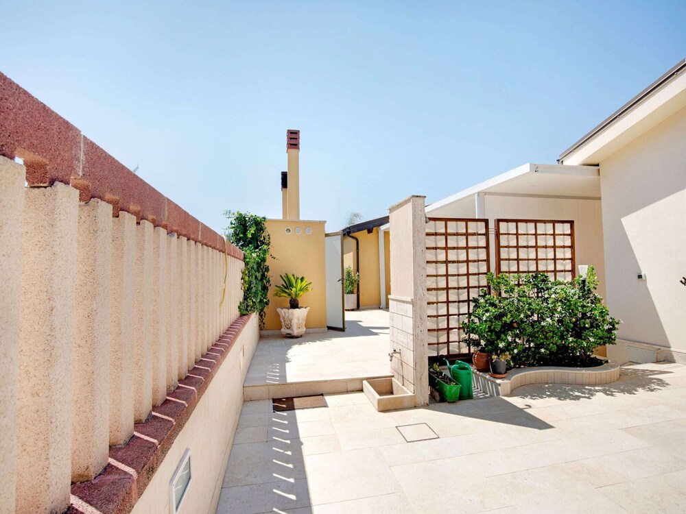 Beachside Getaway w/ Garden view 3