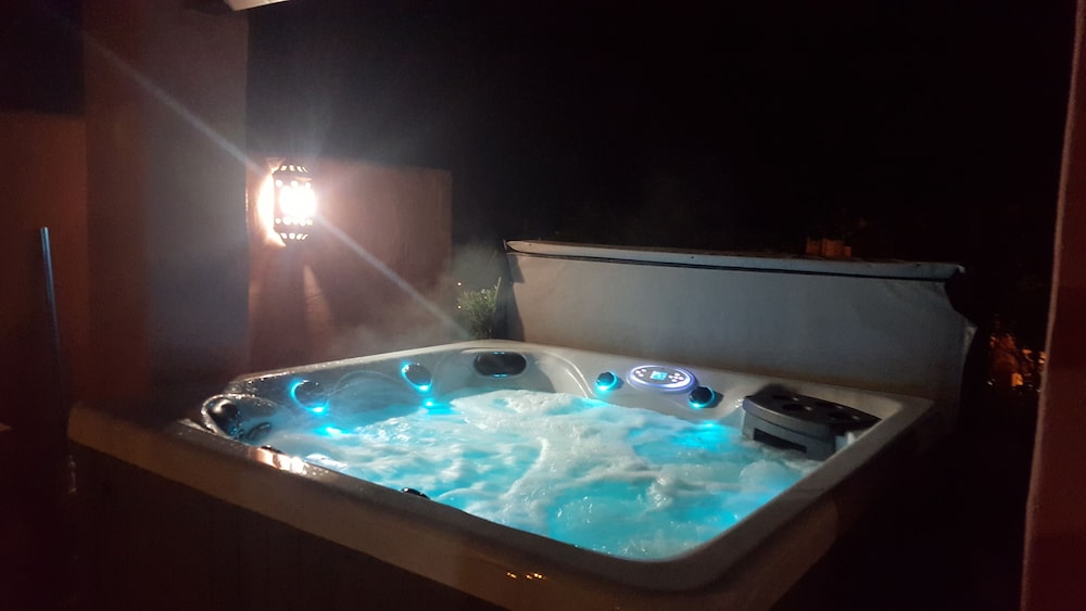 5 Exquisite Penthouse Apartment With Outdoor Jacuzzi, Free Wifi And Full Aircon photo 5
