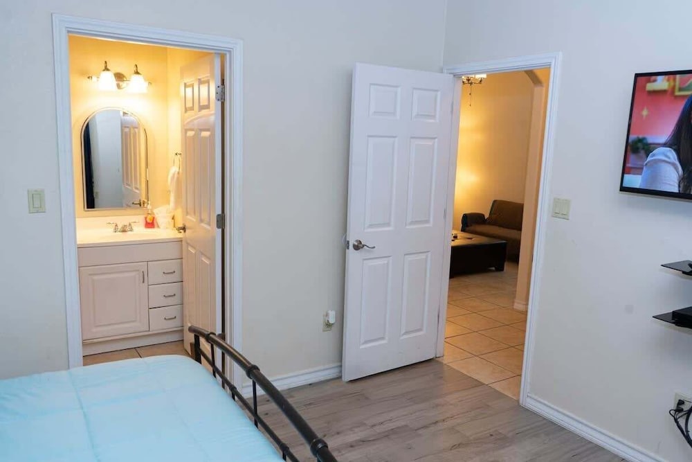 Open & Modern Pool #b Walk To Beach 2 Bedroom Condo
