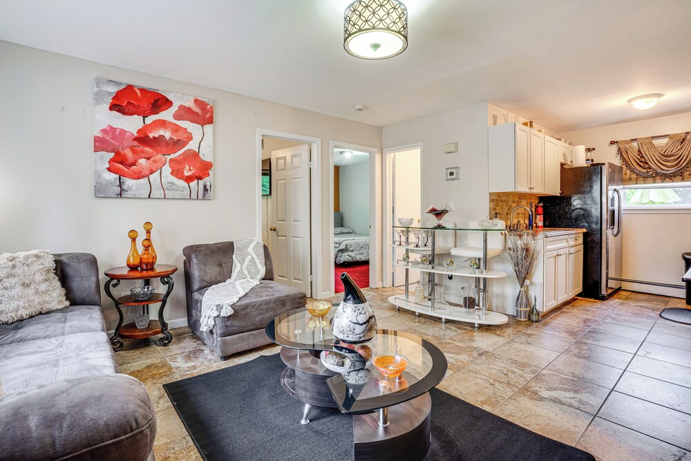 8 Mi to Long Beach: Cozy Apt w/ Fenced Yard!