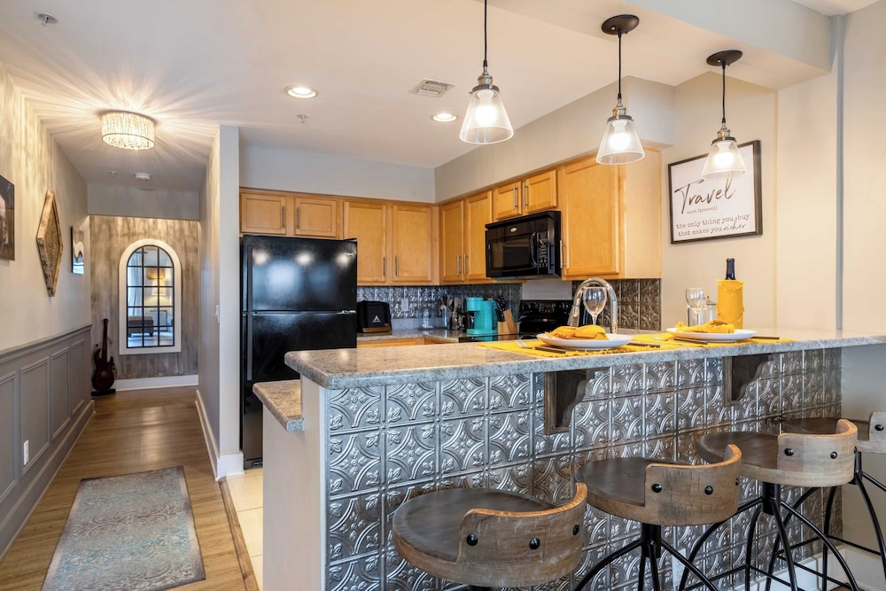 Cumberland River Views, Walk to Broadway, Downtown & Stadium Rockin' Riverfront