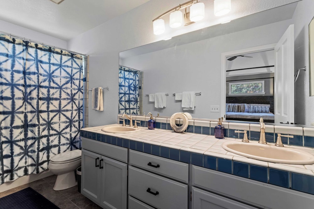 5bdr Stay w/ Fireplace, Game Room & Family-friendly Amenities Arrowhead Chalet by Avantstay
