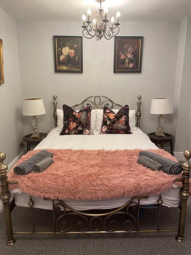 5 Bed House - Sleeps 12 - Pets - Parking view 3
