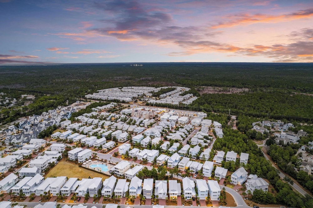 Walk to the Beach, Pool, 5bdr, 3 Porches Beach Sea-ker's Retreat by Avantstay