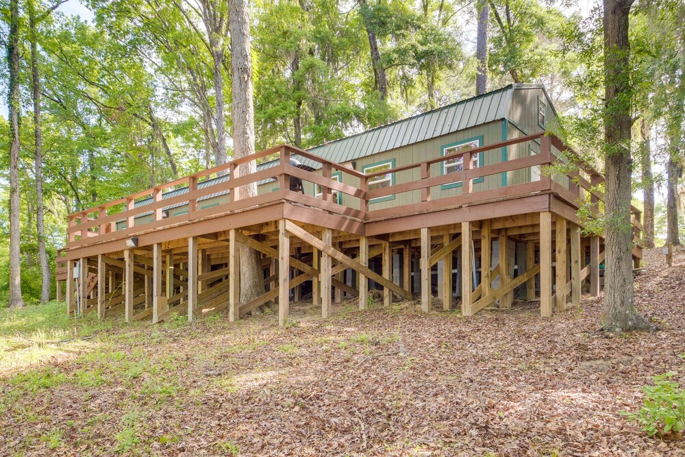 Cozy Hemphill Cabin w/ Lake Views & Deck! view 5