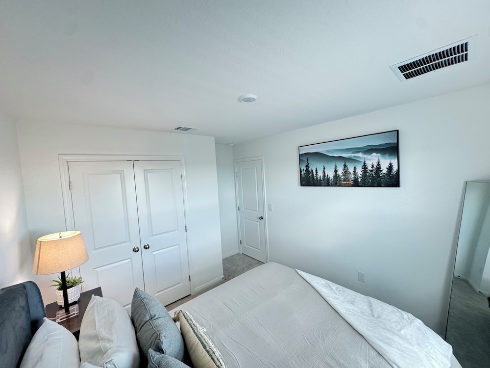 Modern 4BR New Home w Luxury Touches