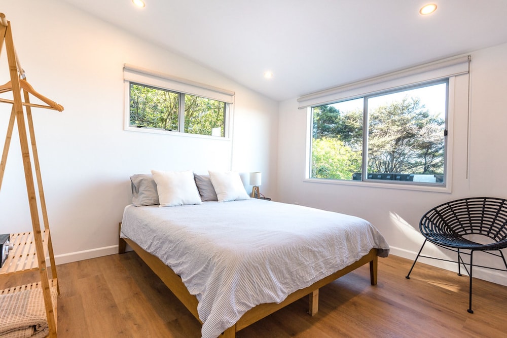 Family Friendly Home with Tree Top Vista view 2