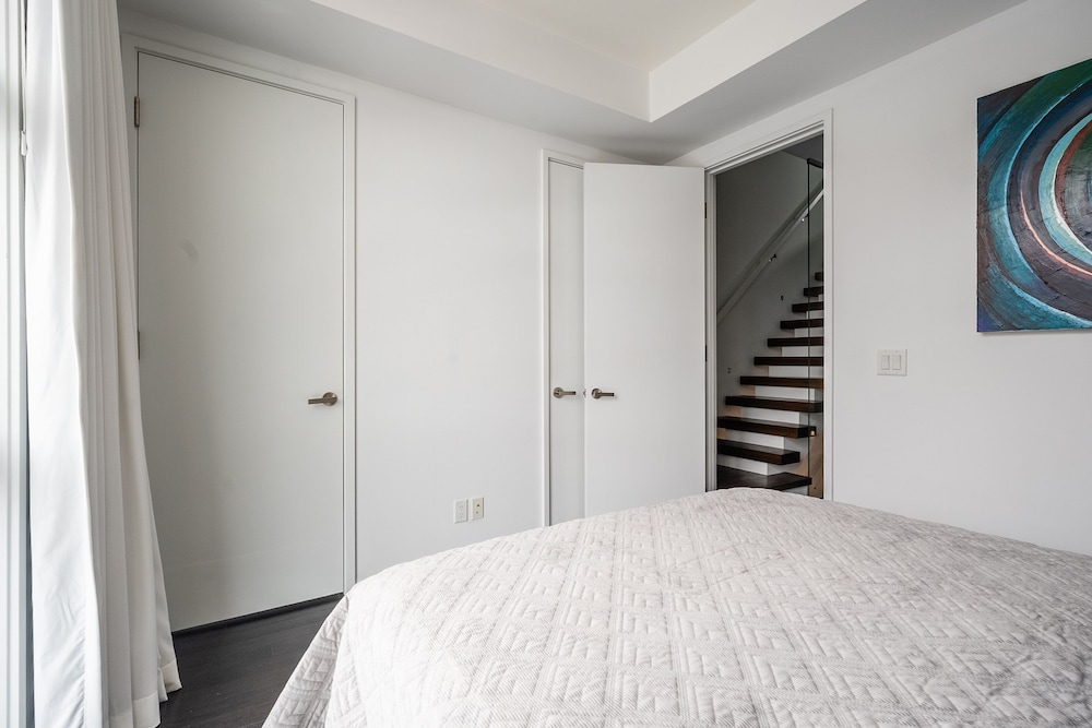 Luxury 4BR Townhouse in Downtown Toronto - Image 4