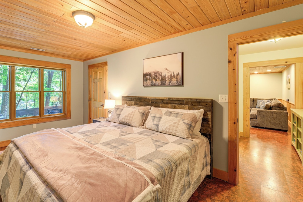 Near Boone-custom Built Cabin: 3 BR 3 BA W/hot Tub