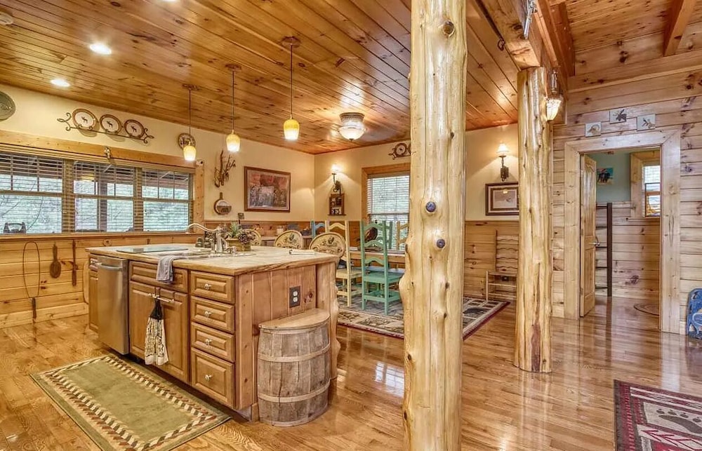 Smoky Mtn Log Cabin w Wet Bar Loft