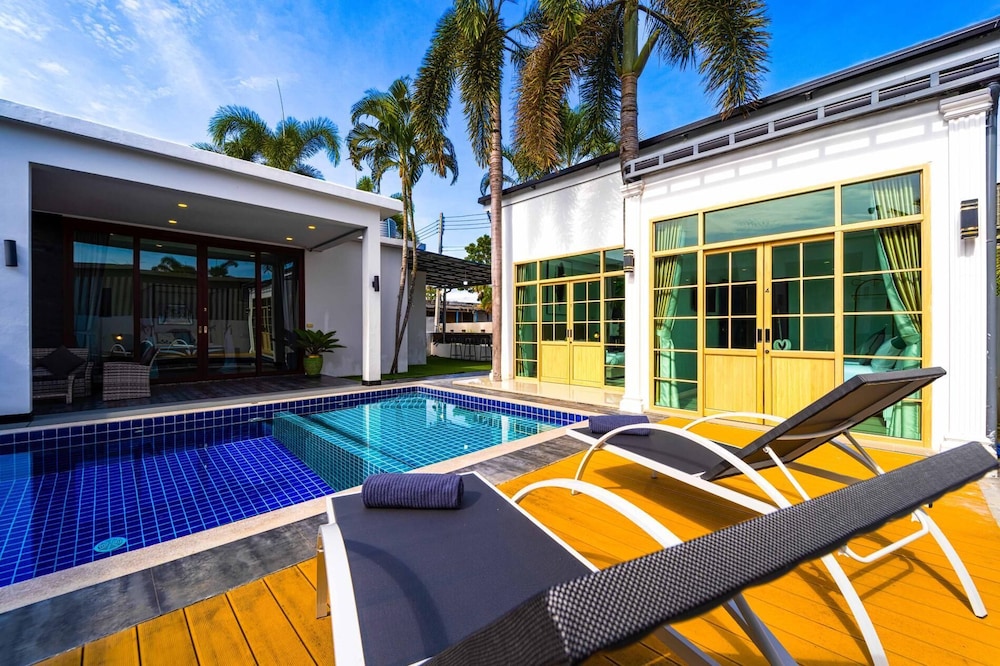 Beautiful 4-Bedroom Pool Villa BL9
