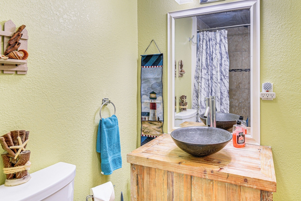 < 1/2 Mi to Beach Access + Pier: OBX Getaway