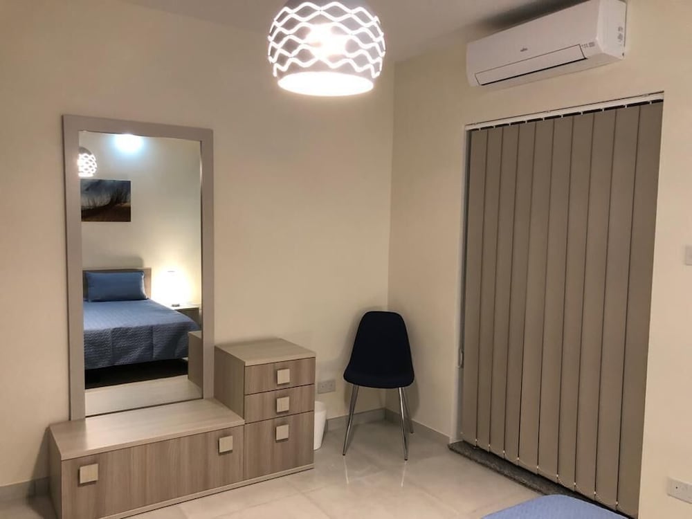 Sea View 2 Bed Apartment Close To Beach Hpi7738 view 3