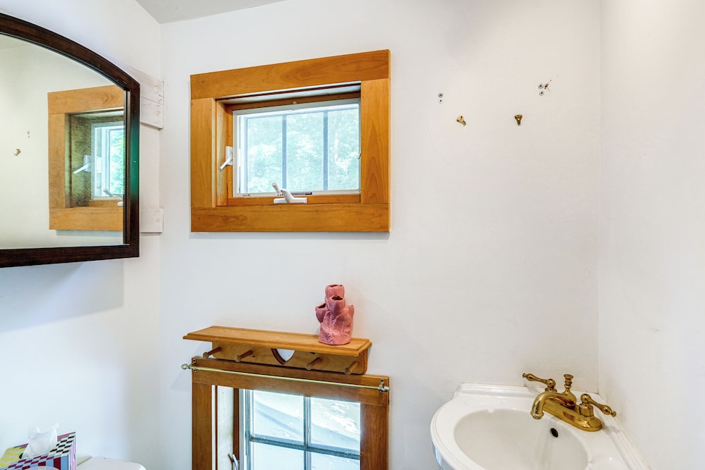 9 Mi to Dtwn Hudson: Pet-friendly Home w/ Pool