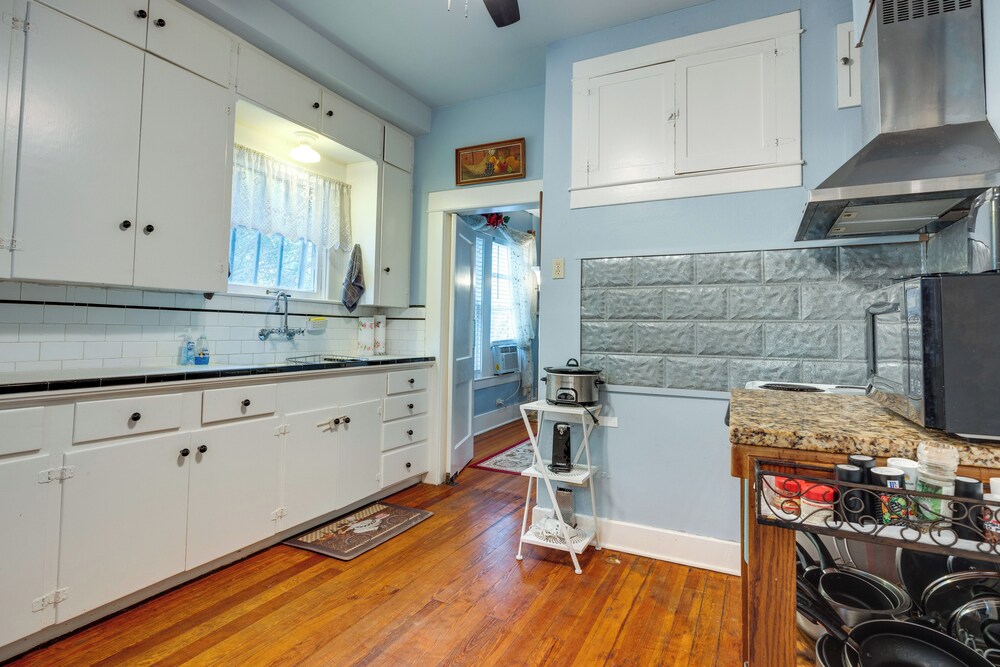 Charming Canyon Lake Cottage w/ Pool BBQ Pit! - Property Image 32