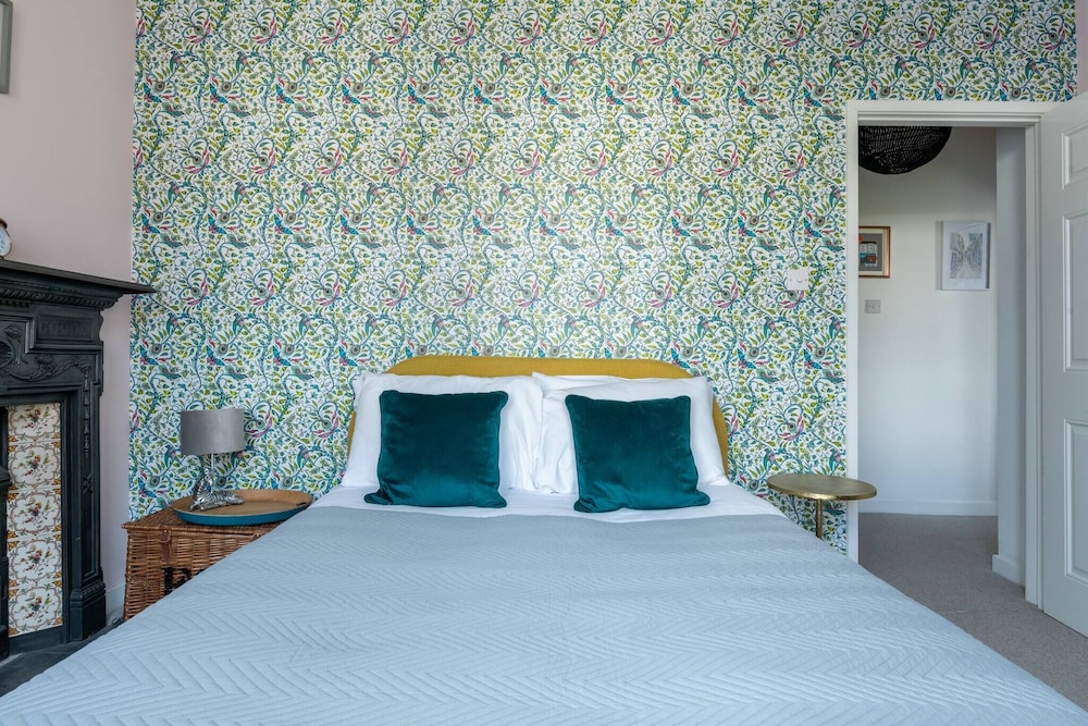 Bright And Beautiful City Cottage With Courtyard view 3