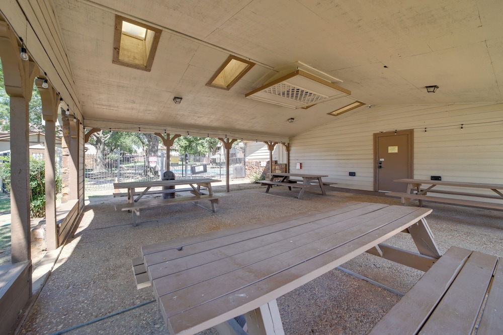 10 Mi to Dtwn Tulsa: Condo w/ Pool Access!