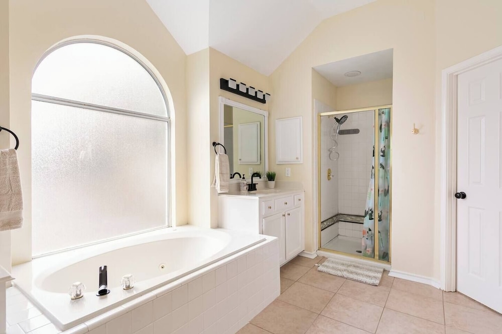 Spacious Home Quiet Neighborhood nr Downtown