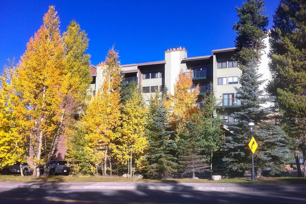 Ski-in Penthouse in Breckenridge w/ Pool Access! view 4