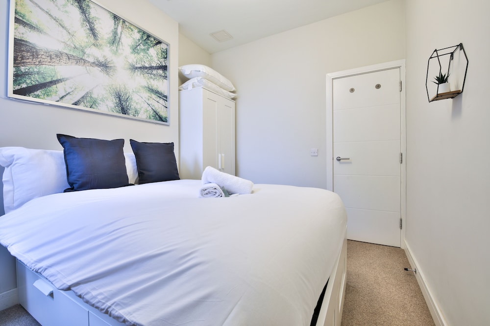 1-Bed City Nest in Cardiff view 5