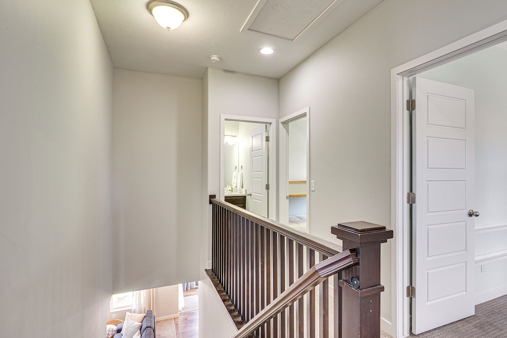 4 Mi to The District: Family Home w/ Tennis Access