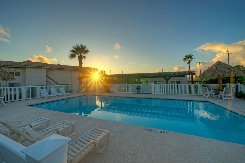 Tropical Haven by Avantstay 4min Walk to Beach Pool Remodeled Interior