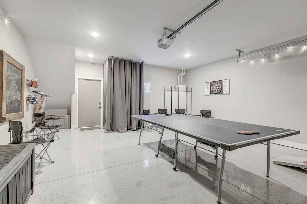 New Rooftop With City Views Game Room DT Nash