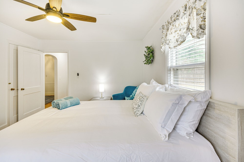 'dogwood Cottage' w/ Fireplace: 1 Mi to University view 2