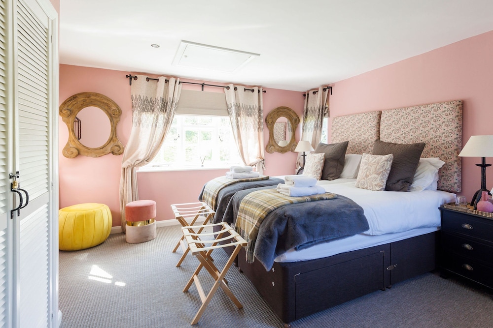 Enchanting 4BD Cottage Lodge Nr Eartham Wood view 4