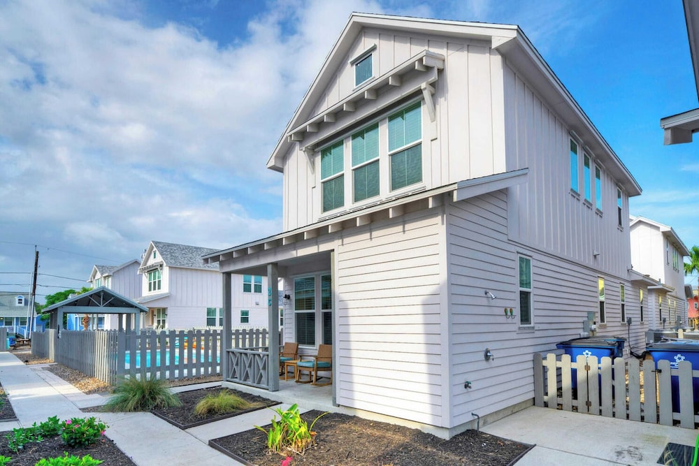 2 Homes in Old Town by Avantstay Sleeps 19, Pool, Newly Built Walk to Eats, Music, & More