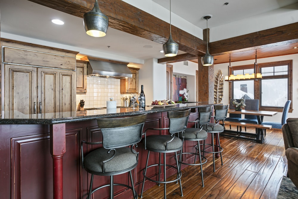 Grand Lodge - Three Bedroom #401 - Ski-in/ski-out 3 Condo