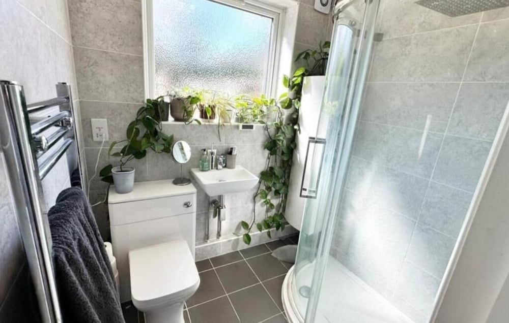 Uxbridge Cozy little home near Brunel view 5