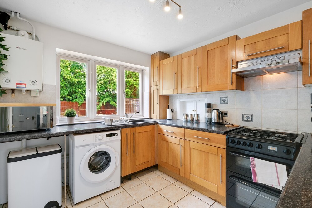 Sharp Close 4 Bedroom 2 Bath - Aylesbury