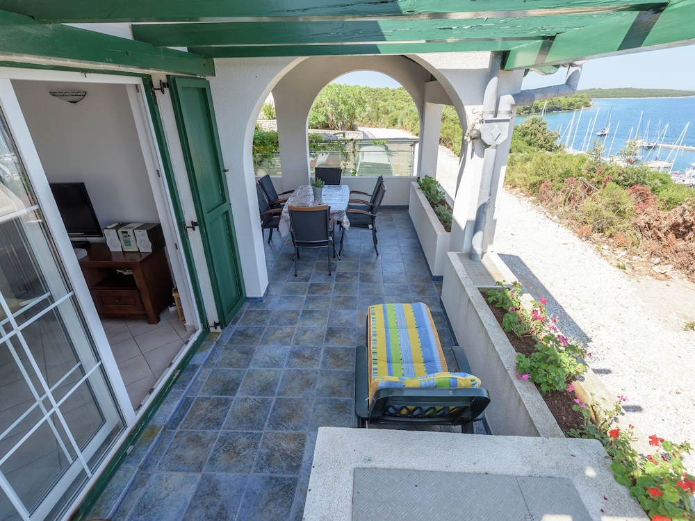 Holiday Home in Veli Rat Near Saharun