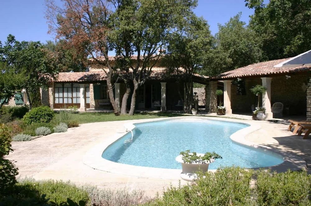 Provencal Villa in the Heart of the Luberon Scrubland