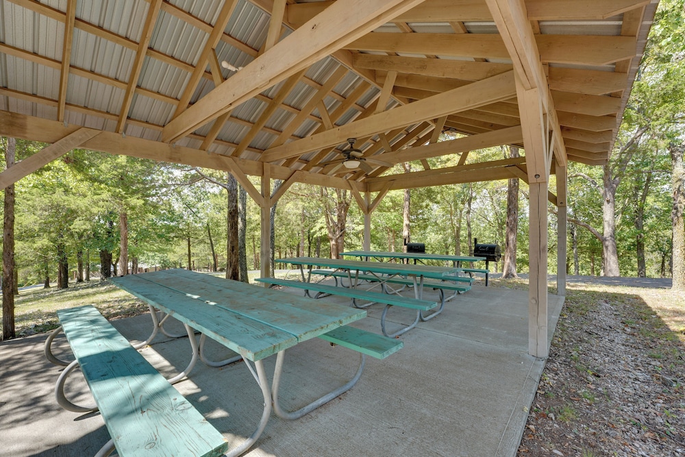 3 Mi to Table Rock Lake: Cozy Cabin in the Woods!