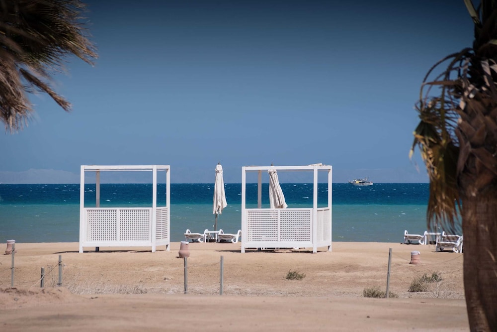 Xuru Stays I Sparky & Summery 2 BDR @ Mangroovy Free Beach & Pool Access