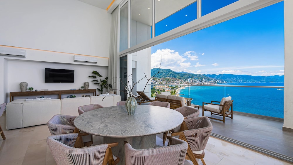 Beachfront Luxury 4BR Penthouse With Incredible Ocean Views
