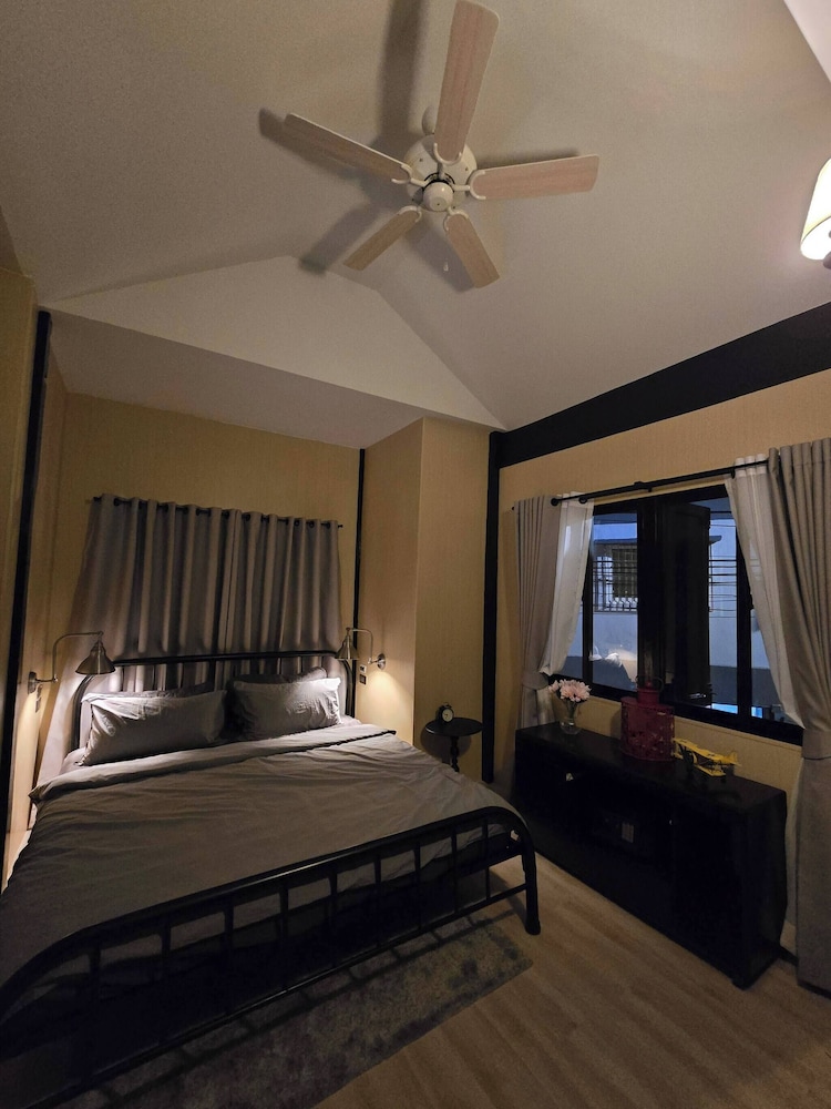 Homey Home UP Themed Near MRT Samyot