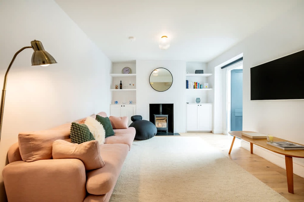 The Blooming Minimalist- by Out of Office Lifestyle