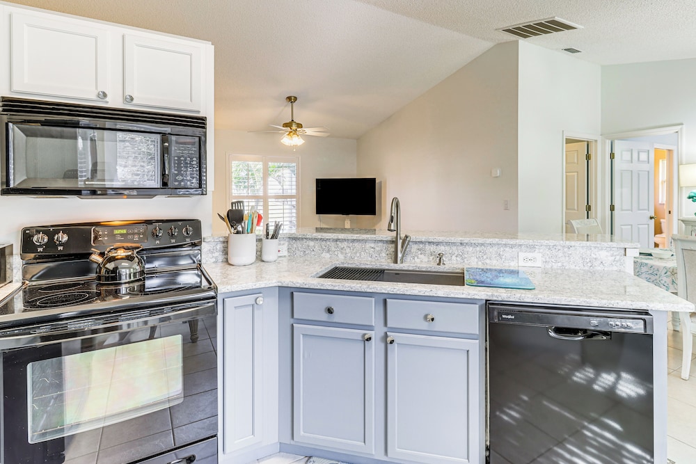 Private Yard & Screened Patio: Sunny Sebastian Gem