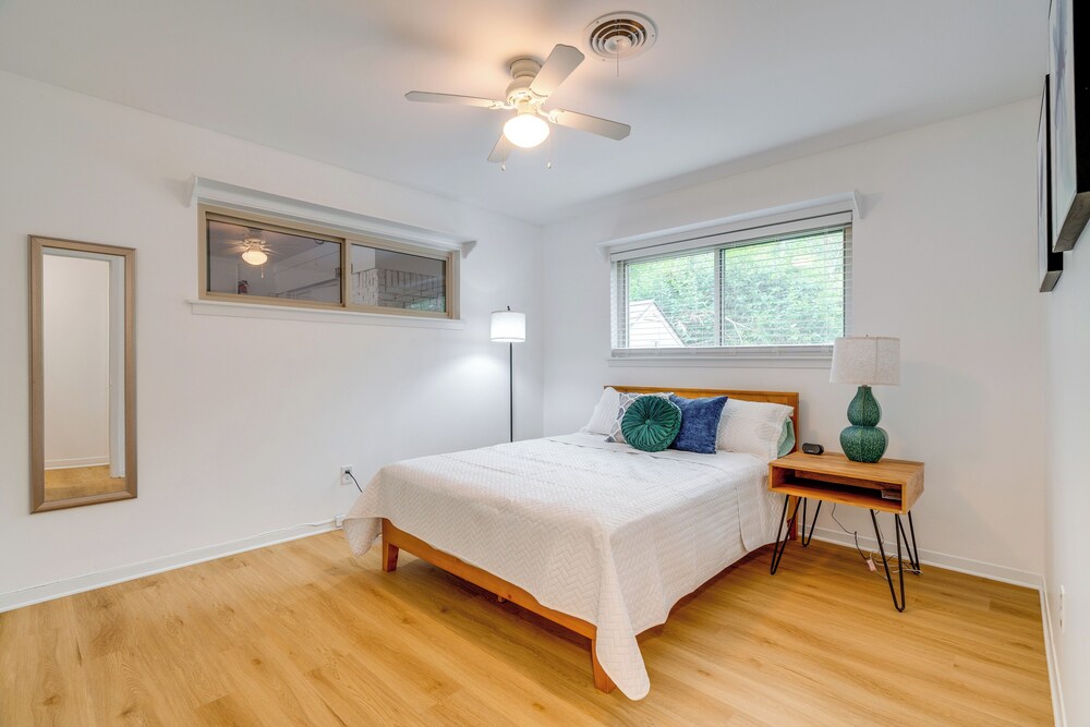 Walk to UT Austin! Charming Duplex w/ Game Room