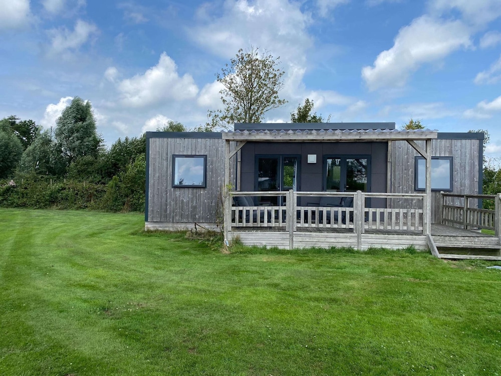 Friesland Chalet Near the Watershore
