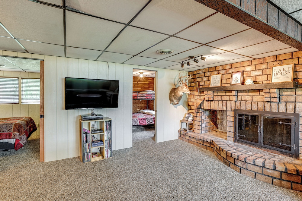 Lakefront Home w/ Deck: Central Michigan Escape!