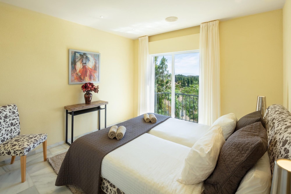 Large Luxury Family Villa 500m From Beach