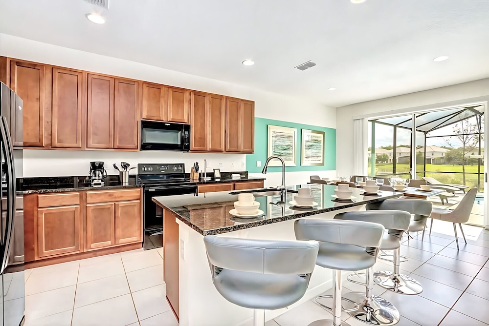 Upstay Lakefront Home w Pool Cinema, Games, BBQ