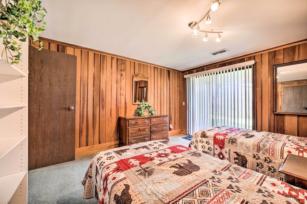 Chalet w/ Mtn Views & Golf Course Access!