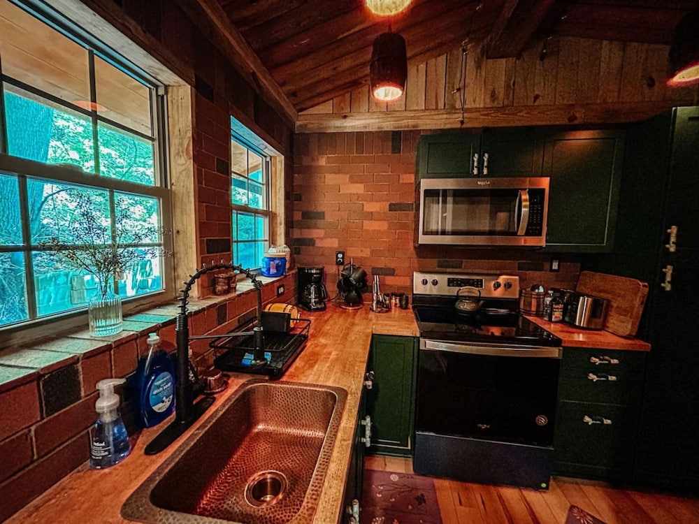 Lakefront Hilltop Cabin Hot tub Firepit
