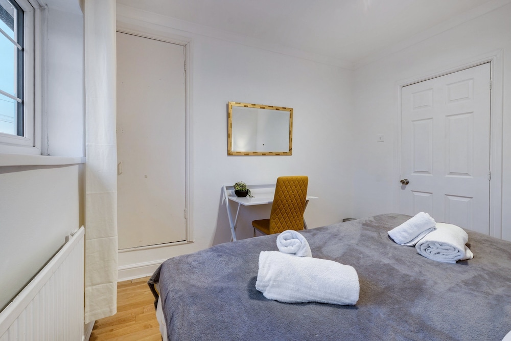 Modern 4 Bedroom Hse Garden in Feltham